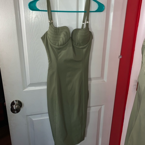 Form fitting midi dress - Picture 2 of 3